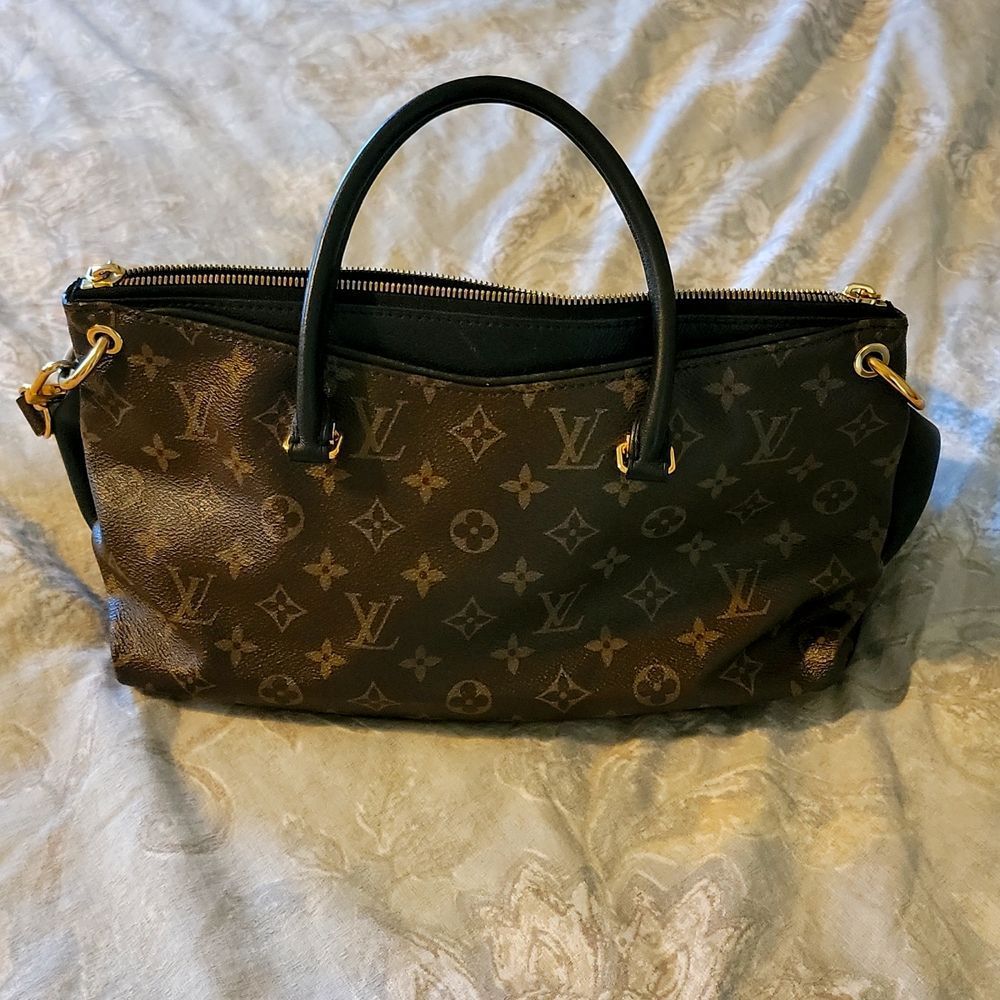 Louis vuitton Monogram purse. . Worn a few times. - Picture 1 of 11